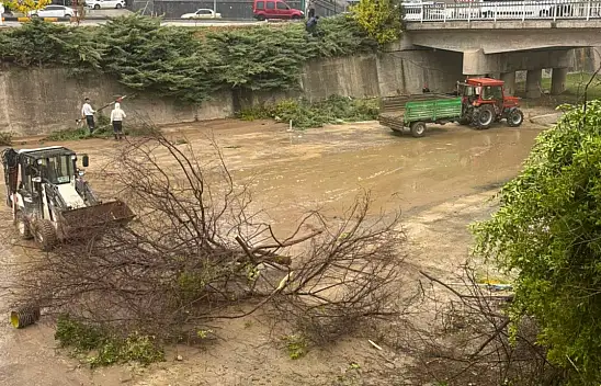Kastamonu Belediyesi'nden Karaçomak Deresi'nde Temizlik Çalışması