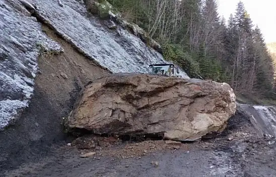 Kastamonu'da Düşen Kaya Yolu Ulaşıma Kapattı