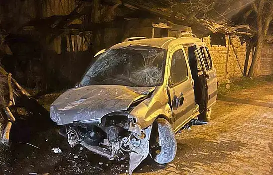 Kastamonu'da hafif ticari araç taşa çarptı: 1 yaralı