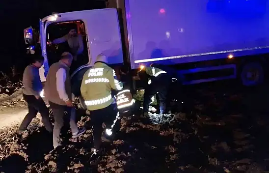 Trafik Polisine Kamyon Çarptı
