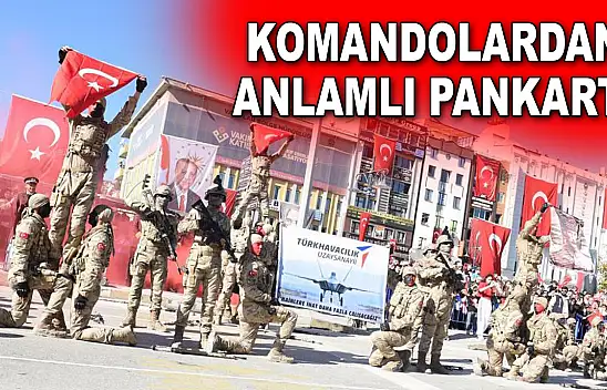 Komandolardan Anlamlı Pankart