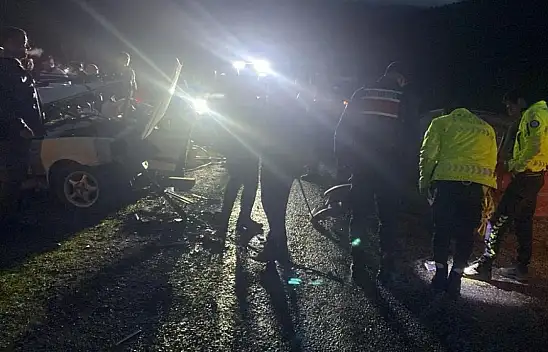 Kontrolden Çıkan İki Otomobil Çarpıştı: 3 Yaralı