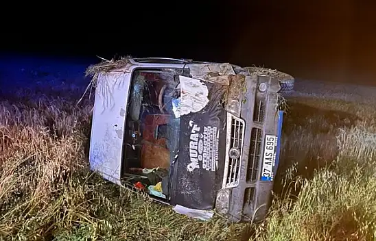 Minibüs tarlaya uçtu: 7 kişi yaralandı