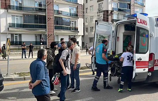 Motosikletle Bisiklet Çarpıştı: 3 Yaralı