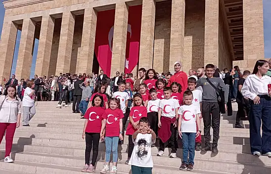 Öğrenciler Cumhuriyet'in 100'üncü yılında Anıtkabir'de