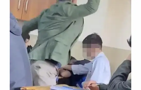 Öğretmen Öğrencisini Kitapla Dövdü