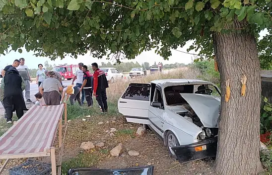 Otomobil ağaca çarptı: 1'i çocuk 3 yaralı