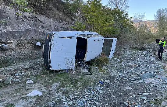 Otomobil Dereye Uçtu: 2 Yaralı