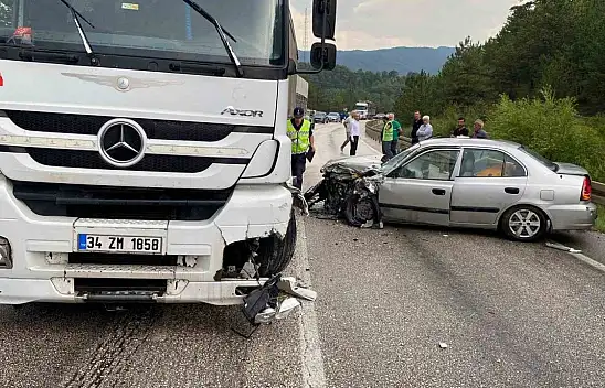 Otomobil Tırla Çarpıştı: 2 Yaralı