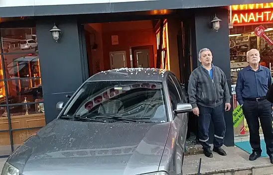 Freni Boşalan Otomobil Dükkana Daldı