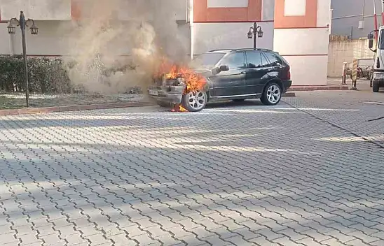 Park Halindeki Araç Alev Alev Yandı