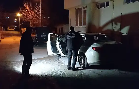 Park Halindeki Aracın Camını Kaldırım Taşıyla Kırdılar