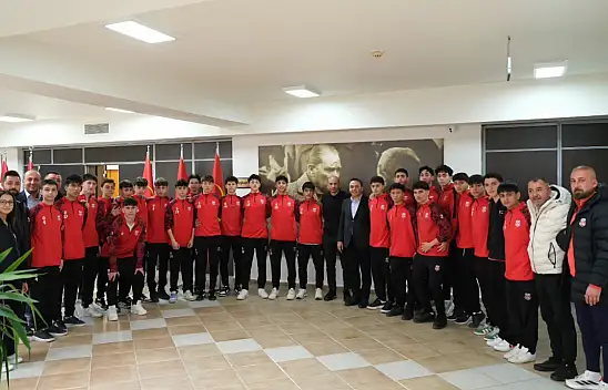 Şampiyon Gençlerden Belediye'ye Ziyaret