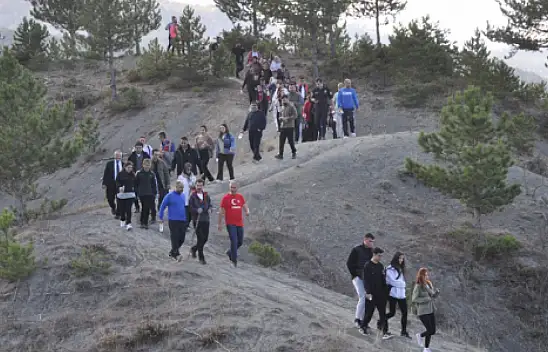 Şehitler İçin 4 Kilometre Yürüdüler