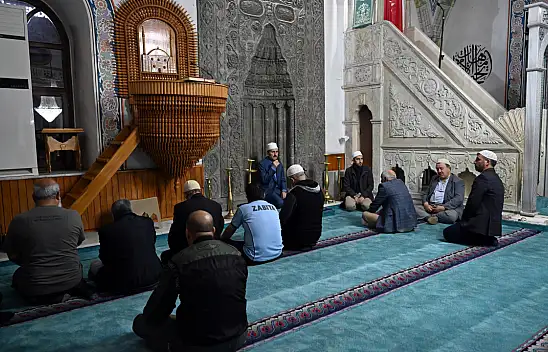 Şehitler ve Filistinliler İçin Sabah Namazında Dua Edildi