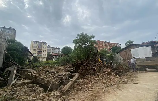 Taşköprü'de 13 metruk bina yıkıldı