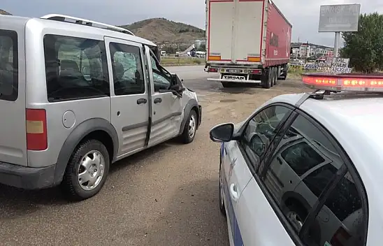 Ticari araç ile TIR çarpıştı 4 yaralı