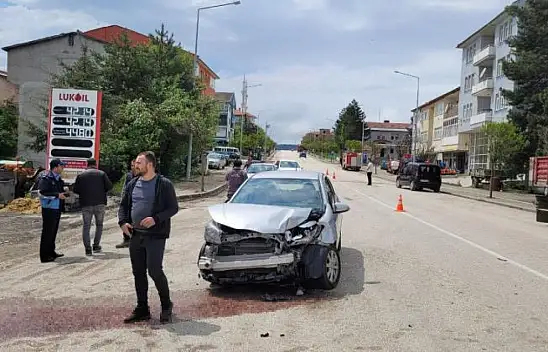 TIR Otomobille Çarpıştı