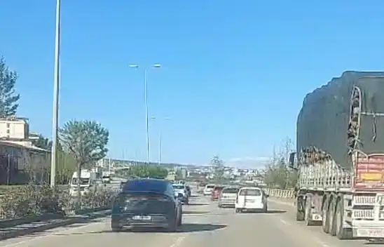 Trafikte Defalarca Şerit Değiştirerek Makas Attı