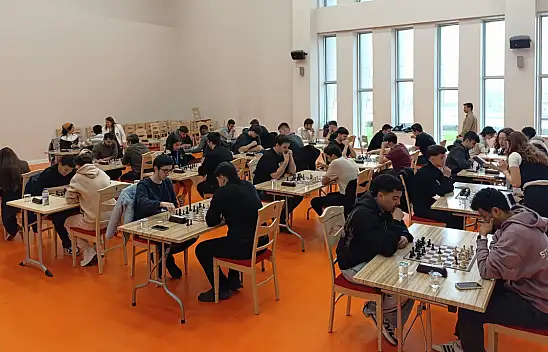 Üniversiteli Gençler Satranç Turnuvasında Yarıştı