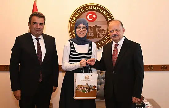 YKS Türkiye 37.'si Ayşenur Şeker, Vali Dallı'yı Ziyaret Etti