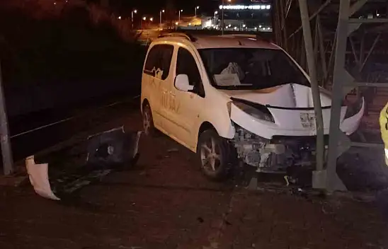 Yoldan Çıkan Araç, Spor Tesislerine Uçtu: 1 Yaralı