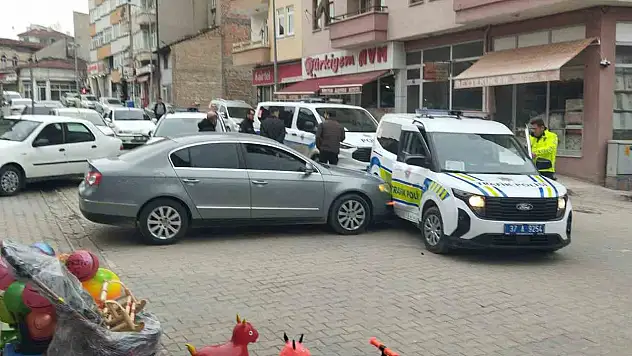 'Dur' İhtarına Uymadı, Ekip Otosuna Çarptı