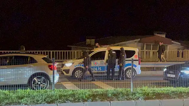 'Dur' İhtarına Uymayan Alkollü Sürücü Polis Aracına Çarptı: 3 Gözaltı