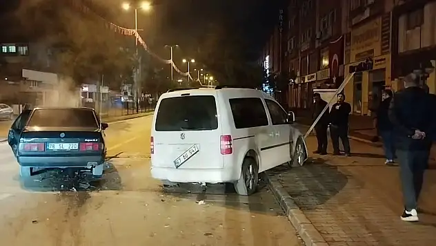 'Dur' İhtarına Uymayan Sürücü Park Halindeki Araca Çarptı