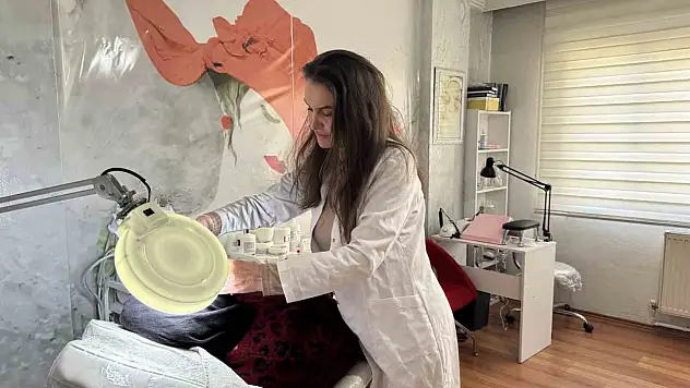 'Gazeteci Bu İşten Ne Anlar' Diyenlere İnat Kalemi Bıraktı, Güzelliğe İmza Attı