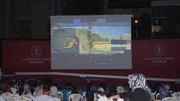 'Gezen sinema' tırı Çorum'da vatandaşlara nostalji yaşattı