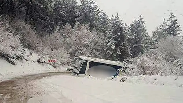 2 otobüs kara saplandı