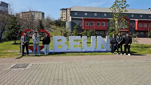 'Savaşta Hiç Kimse Kazanmayacak' Diyen Uluslararası Öğrenciler Barış İstiyor