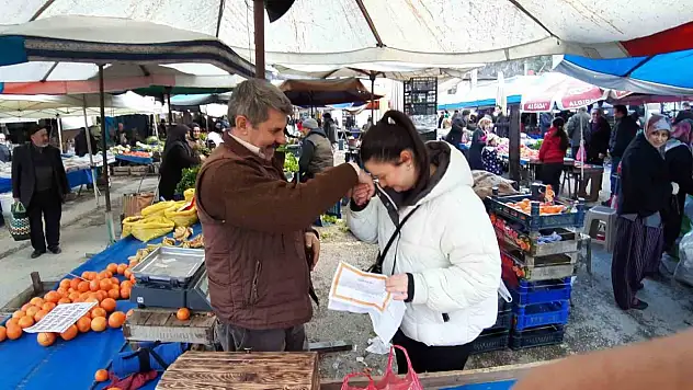 'Takdir Getirene Vitamin Hediye' Dedi, Öğrencilere Meyve Dağıttı