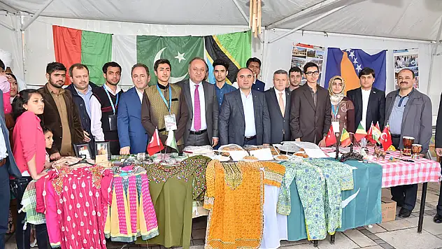 40 ülkeden bin 200 öğrenci kültürlerini tanıttı
