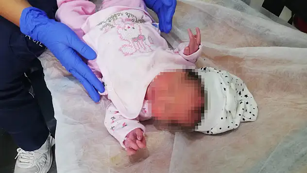 1 haftalık bebeğini su kanalına bıraktı!