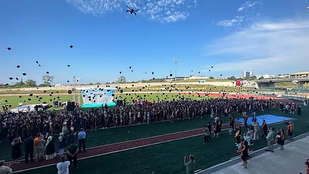 1500 öğrenci mezuniyet heyecanı yaşadı