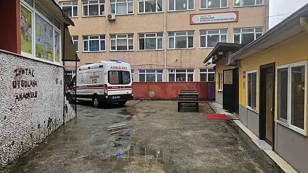 16 Yaşındaki Öğrenci Merdivenden Düşerek Yaralandı