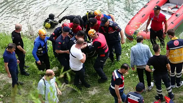 19 yaşındaki genç serinlemek için girdiği gölette boğuldu