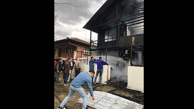 2 Katlı Ahşap Ev Alev Alev Yandı