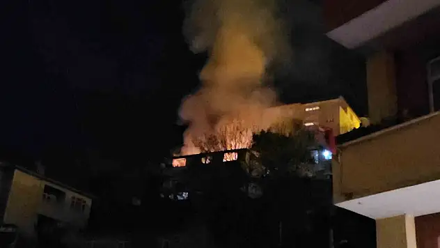 Çıkan Yangın, 3 Katlı Binaya Sıçradı: 1 Ölü