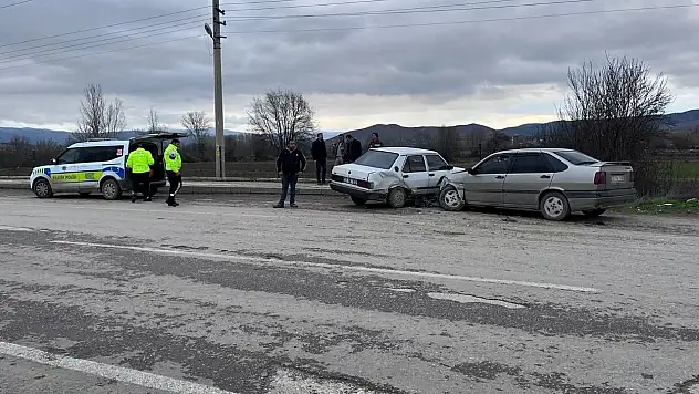 2 Otomobil Çarpıştı!