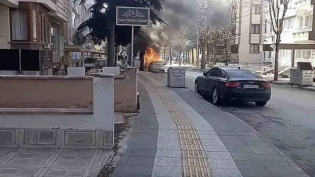 Aracını Ve Evini Ateşe Vererek İntihar Etti