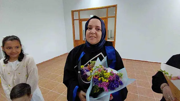 3 Çocuk Annesi Kadın Üniversiteyi Okul Birincisi Olarak Bitirdi