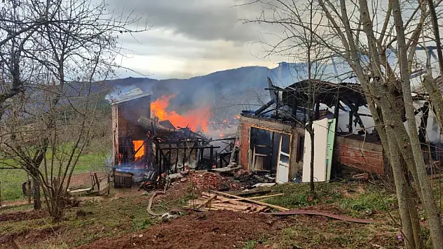 3 Katlı Ev Küle Döndü