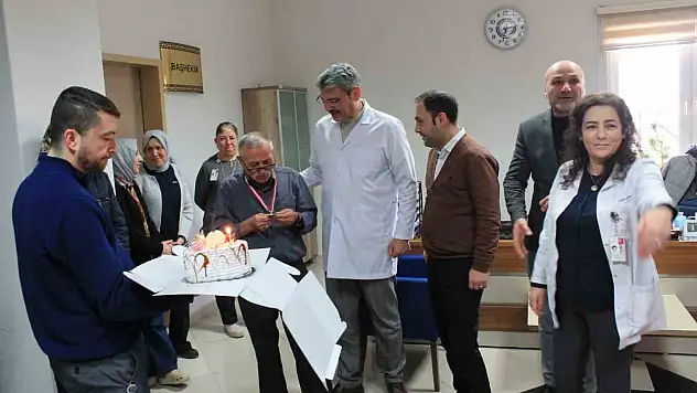 Hastane Çalışanına Madalya Takıldı