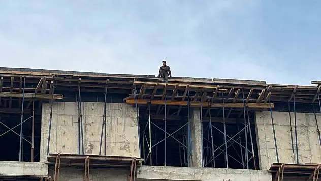4 Aydır Maaş Alamayan İşçiler, Çatıya Çıktı!