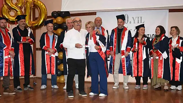 40 yıl sonra aynı sırada aynı heyecanla buluştular