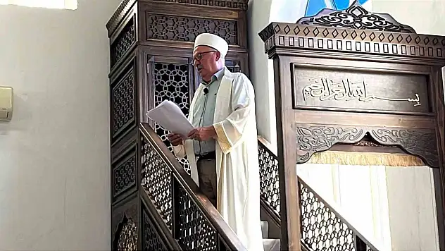 44 yıllık imam cemaatine cuma hutbesiyle veda etti