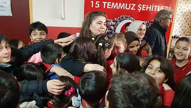47 Yıldır Görev Yaptığı Okula Öğrencilerinin Alkışlarıyla Veda Etti